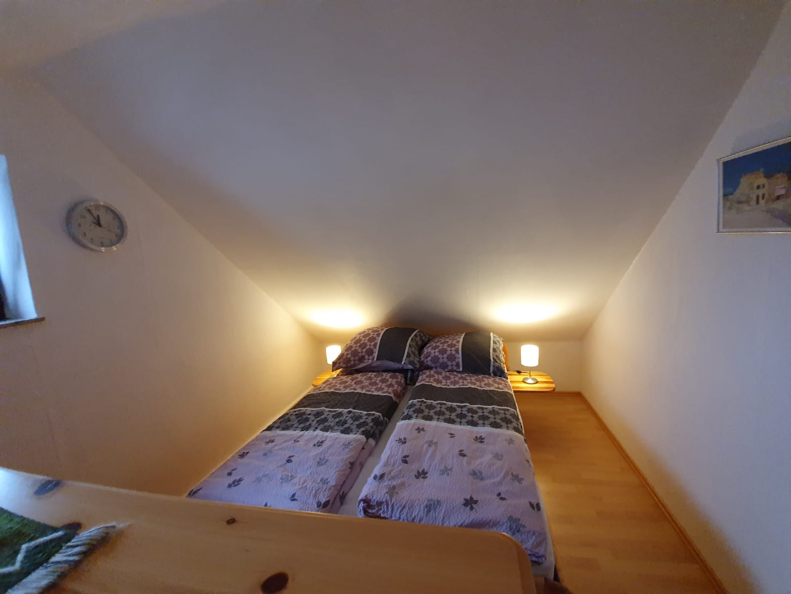 Voll ausgestattete Küche mit zeitgenössischem Design